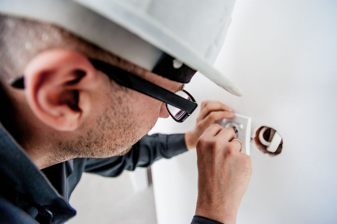 Elektriker som precis ska till att installera ett vägguttag.