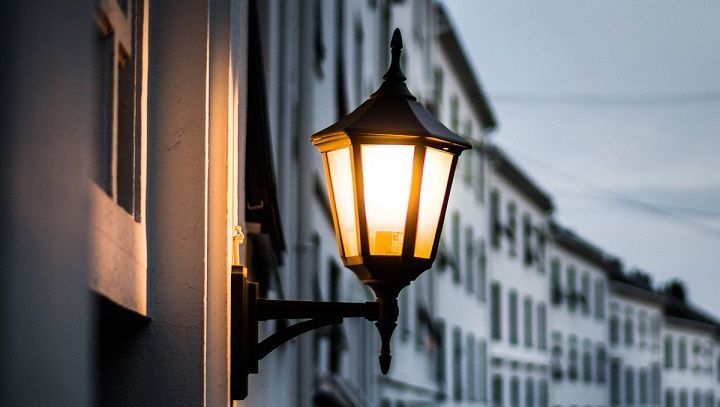 Ny utebelysning som på ett stilfullt sätt lyser upp en ljus fasad.
