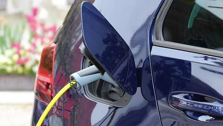 Agitar hjälper till att installera laddbox för elbilar.
